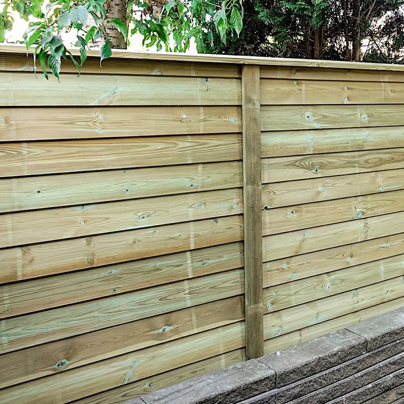 Nærbillede af klinkehegn i trykimprægneret fyr eller lærk (ft-system)