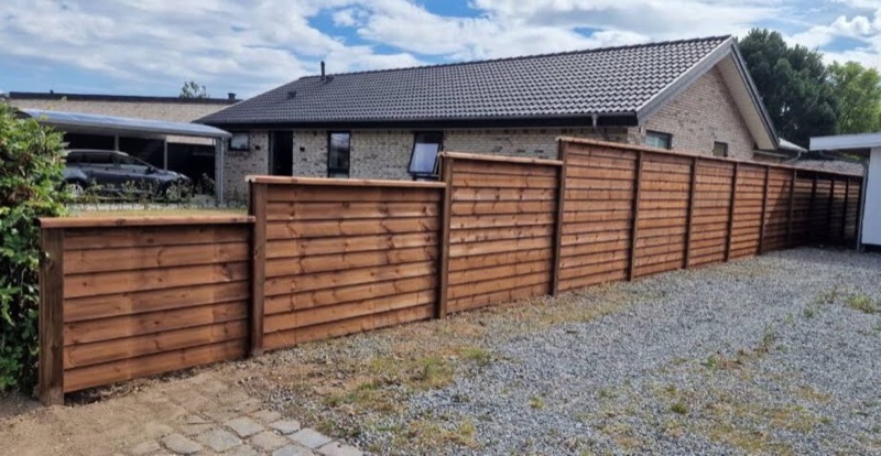 Klinkehegn monteret i dansk have – 150–200 cm højde