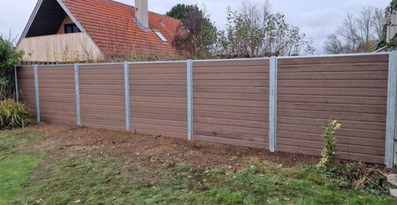 Nærbillede af komposithegn i komposit (træfiber + plastik)