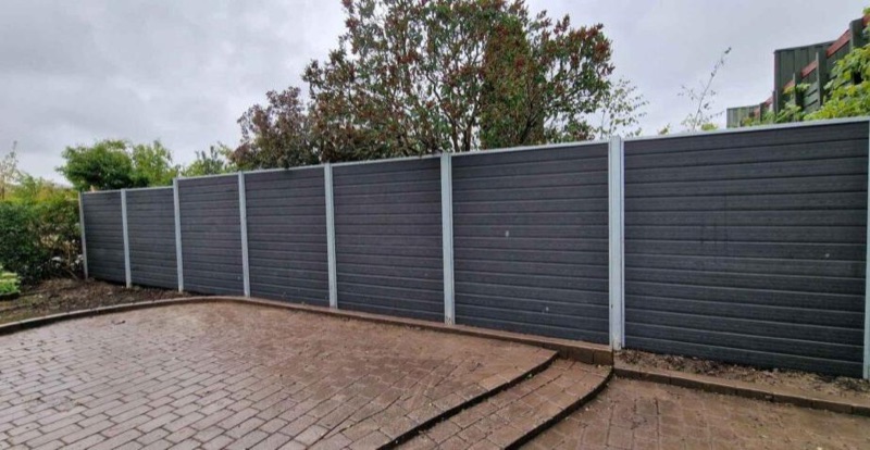 Komposithegn monteret i dansk have – 150–200 cm højde