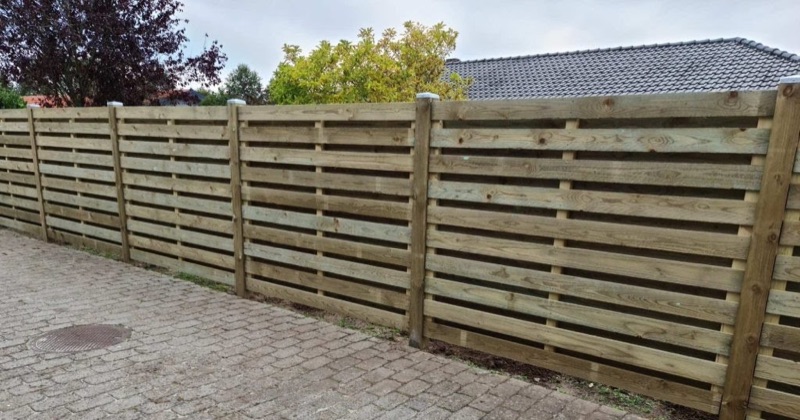 Nærbillede af plankeværk i trykimprægneret fyr, lærk eller cedertræ