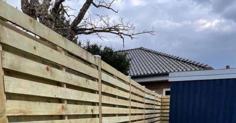 Plankeværk monteret i dansk have – 150–200 cm højde