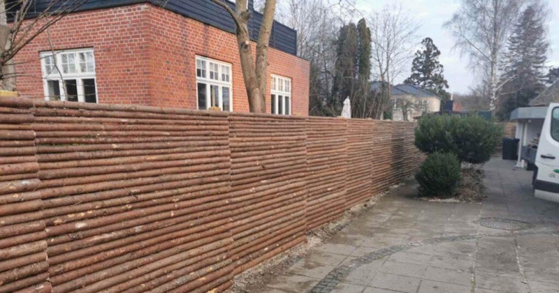 Nærbillede af raftehegn i halvrunde rafter af fyr eller lærk